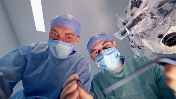 Chirurdzy Podczas Operacji Punkt Widzenia Pacjenta Praca Zespołowa Chirurgów Podczas — Wideo stockowe