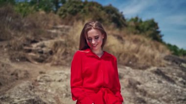 Dışarıda poz veren genç bir kadın. Doğada muhteşem, modaya uygun genç bir kadının portresi.