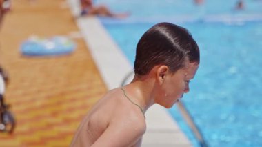 Havuza atlayan çocuk. Mutlu çocuk yüzme havuzuna atlıyor