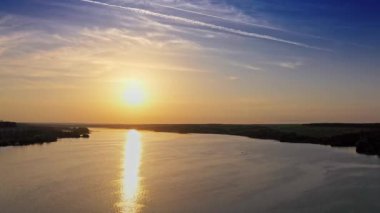 Nehrin üzerinde gün batımı manzarası. Günbatımının hava görüntüsü Zaman Nehri ufku