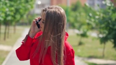 Telefonda konuşan güzel bir kadın. Mutlu kadın dışarıda cep telefonuyla arıyor.