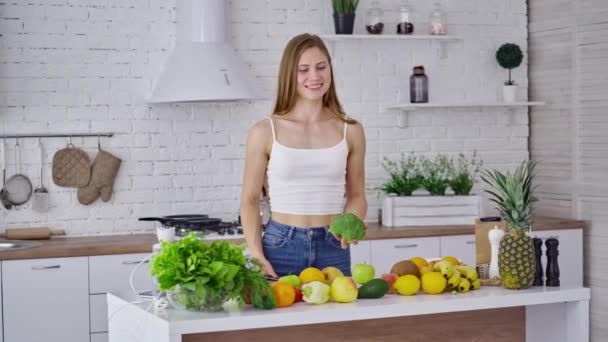 Uśmiechnięta Kobieta Kuchni Młoda Kobieta Umięśnionym Ciałem Stojąca Kuchni — Wideo stockowe