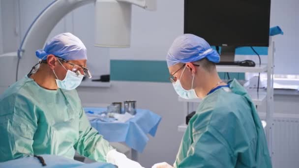 Chirurgiens Effectuer Opération Médecins Professionnels Effectuant Une Chirurgie — Video