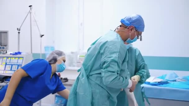Sebészek Műtőben Kórházban Nővér Felkészíti Orvost Kórházi Műtétre — Stock videók