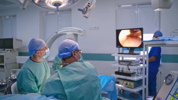 病院で演劇をやってる 手術用腹腔鏡装置を用いた手術を行う男性外科医 — ストック動画