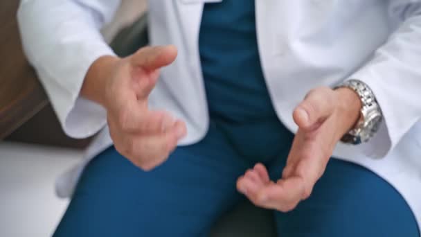 Doktor Používá Při Mluvení Znak Ruky Oříznutý Pohled Lékaře Gestikulující — Stock video