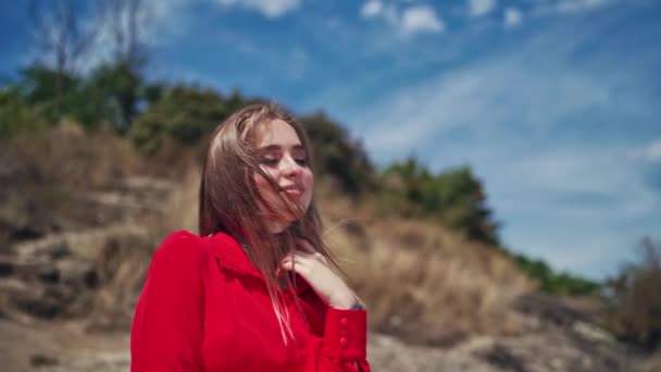 Açık Havada Güzel Bir Bayan Model Güzel Dağlarda Poz Veren — Stok video