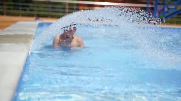 Een Jongen Die Het Zwembad Zwemt Actieve Jongen Zwemmen Resort — Stockvideo