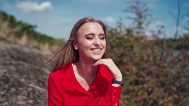 自然の中で幸せな女性 自然を楽しむ魅力的な若い女性 — ストック動画