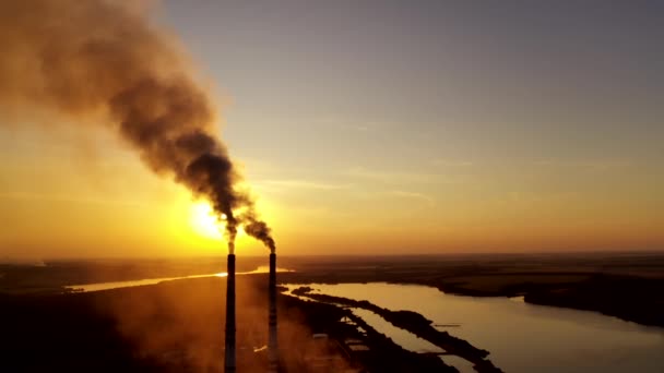 Rookpijpen Tegen Zonsondergang Industriële Schoorstenen Met Zware Rook Die Luchtverontreiniging — Stockvideo