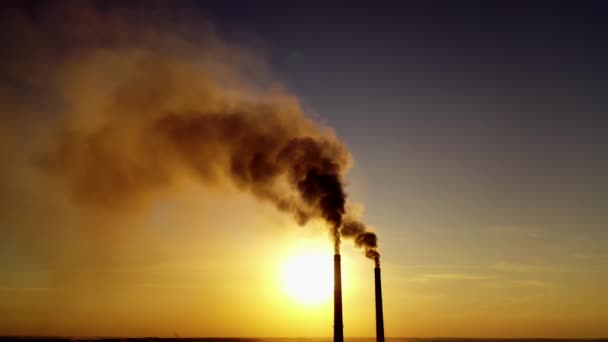 Pohled Potrubí Kouřem Silueta Elektrárny Při Západu Slunce — Stock video