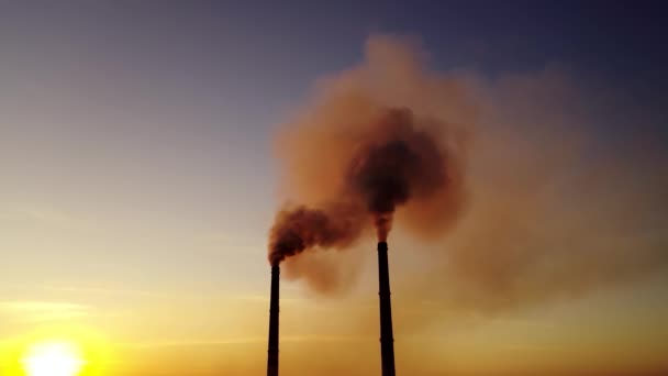 煙が付いている植物のパイプ 発電所からの灰色の煙が付いている高い煙突の管の空中眺め — ストック動画