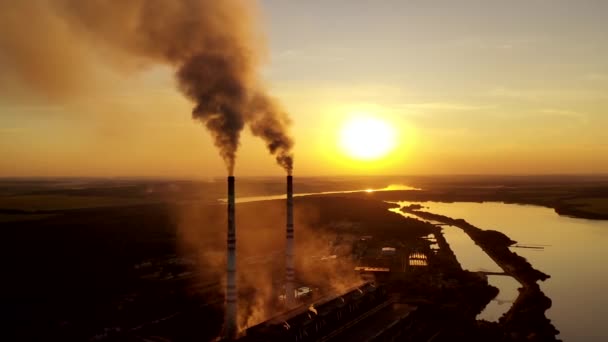 Fábrica Cachimbos Fumegantes Tubos Fumadores Usina Elétrica Durante Pôr Sol — Vídeo de Stock
