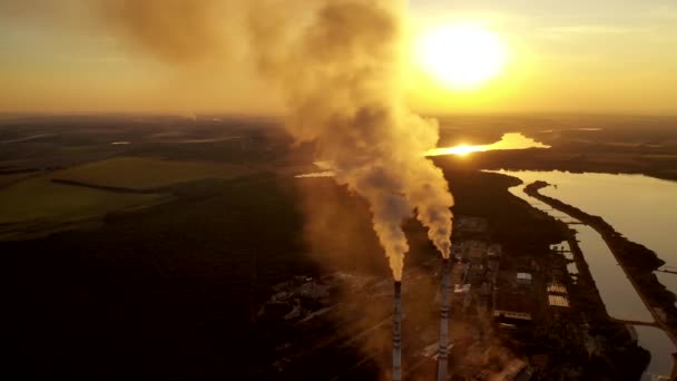 Fabryczny Komin Emisja Gazów Pochodzących Dymiących Rur Kominowych Elektrowni — Wideo stockowe