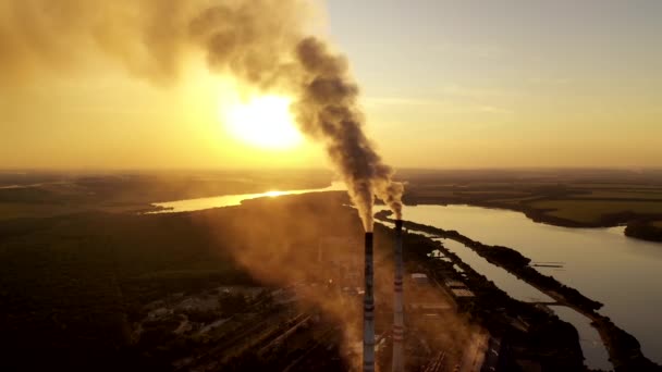 Strumień Dymu Wychodzi Rury Widok Powietrza Przemysłowy Komin Dymny Elektrowni — Wideo stockowe