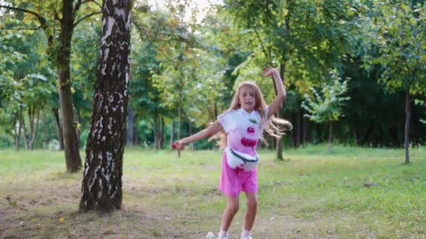 Little Girl Soap Bubbles Young Beautiful Girl Blowing Bubbles Outdoors — Stock Video