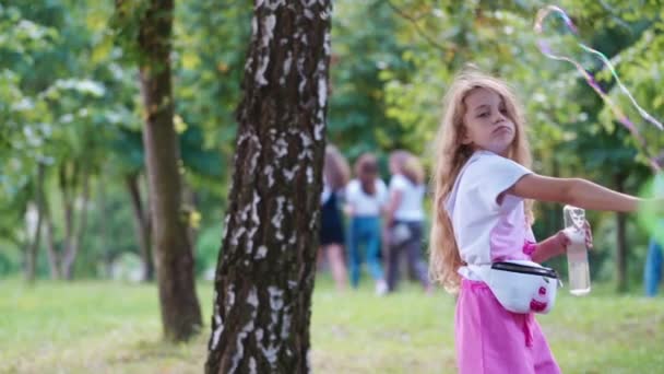 Sabun Köpüğü Üfleyen Küçük Kız Parkta Baloncuklar Çıkaran Tatlı Sarışın — Stok video