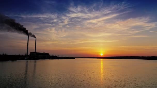 美しいカラフルなサンセット 日没時の自然の川の風景を眺める — ストック動画