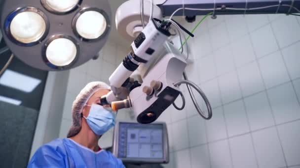 Вид Хирурга Время Операции Врач Использует Микроскоп Работы Операционной — стоковое видео