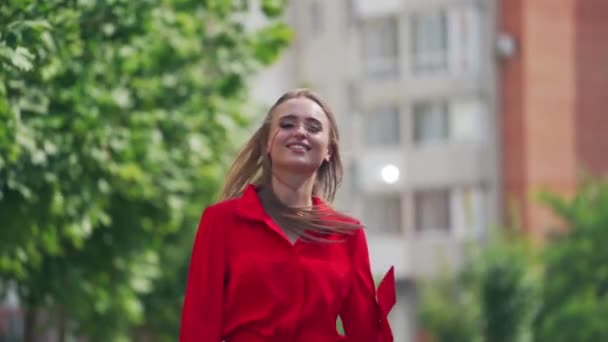通りを歩いている女性 美しい 微笑み — ストック動画