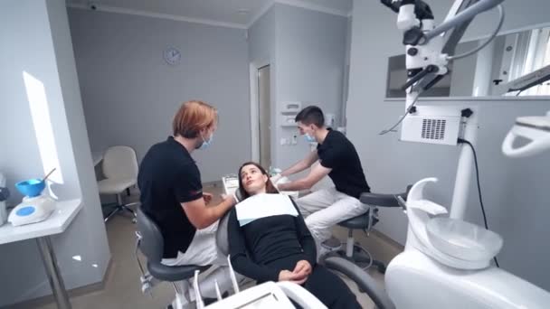 Стоматологический Интерьер Стоматологической Клиники Женщина Стоматологическом Кабинете Дантистами — стоковое видео