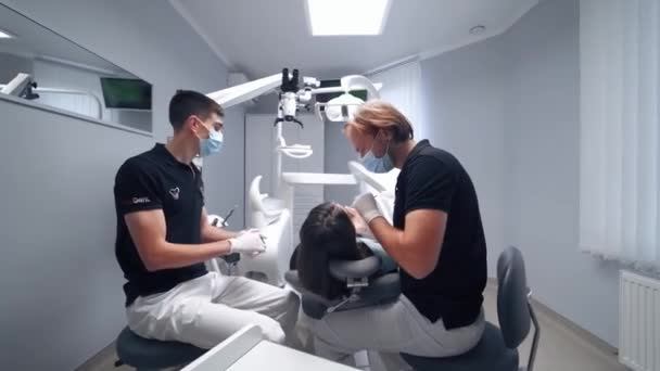 Lavori Dentistici Con Strumenti Dentistici Dentista Che Lavora Nella Moderna — Video Stock