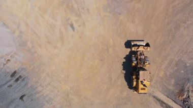 Yeni yol inşaatı. Yol yapımı için inşaat makineleri