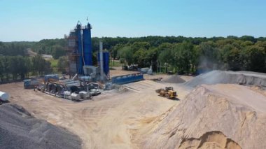 Kum ocağında işlem makinesi. Farklı makine ve ekipmanlar tarafından inşaata hazırlanmanın havadan görünümü