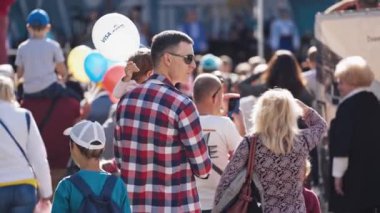 Kyiv, Ukrayna, 28 Nisan 2020: Festivalde sokaktaki insanlar. Konseri izleyen büyük bir kalabalık.