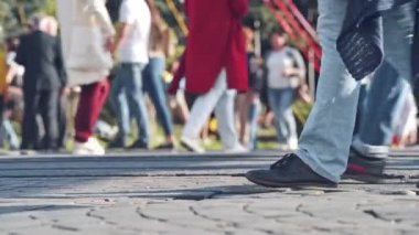 Kaldırımda yürüyen bir kalabalık. Şehir meydanında yürüyen bir grup insan.