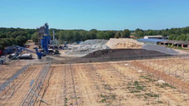 Güneş pili enerji çiftliği. Güneş enerjisi santralinin çelik çerçevelerinin havadan görünüşü