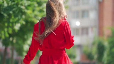 Kadın telefonda konuşuyor. Genç ve çekici bir kadın parkta yürürken cep telefonuyla arıyor.