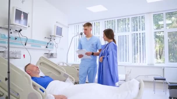 Dottore Viene Trovare Paziente Nella Stanza Ospedale Medico Genitore Piedi — Video Stock