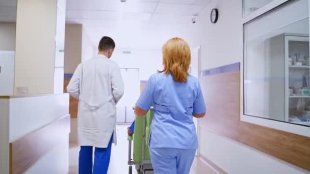Paciente Silla Ruedas Médico Profesional Enfermera Cuidan Paciente — Vídeo de stock