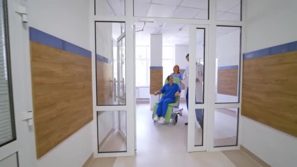 Médico Pasillo Del Hospital Con Paciente Paciente Feliz Recuperado Sentado — Vídeos de Stock
