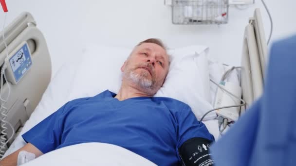 Stary Pacjent Leży Szpitalnym Łóżku Kobieta Wspierająca Swojego Chorego Męża — Wideo stockowe