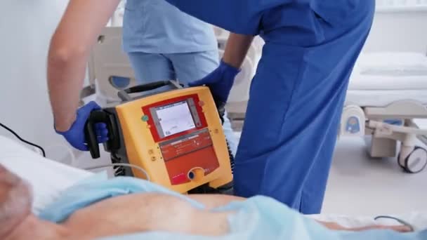 Reanimacja Pacjenta Defibrylatorem Lekarz Stosujący Defibrylator Zewnętrzny Podczas Reanimacji Szpitalu — Wideo stockowe