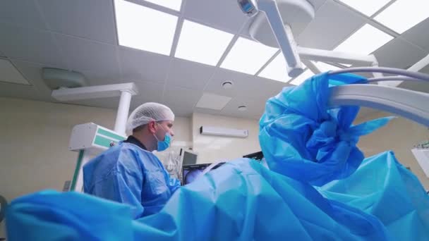 열심히 일하는 수술실에서 수술을 수행하는 외과의사 — 비디오