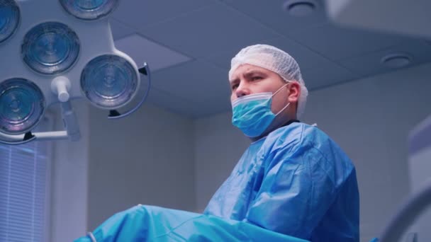 外科医がライブショットを操作しています 手術中の手術中の外科医 — ストック動画