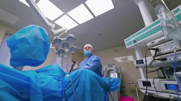Χειρουργός Οδηγεί Την Επιχείρηση Χειρουργός Ιατρός Χειρουργός Στο Χειρουργείο Του — Αρχείο Βίντεο