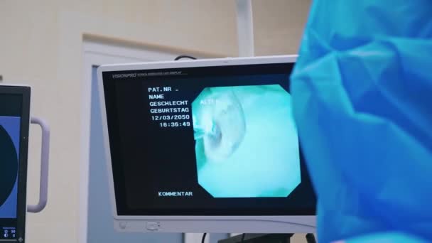 수술장에 감시자 병원에서 환자의 모니터링 — 비디오