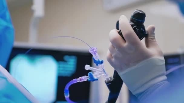 患者を監視する医師 手術室での患者のモニタリングの終了 — ストック動画