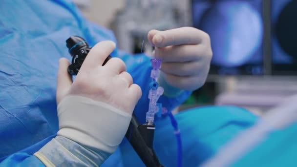 操作中に使用する外科機器 手術室で手術のための機器を準備する医療チーム — ストック動画
