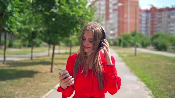 Dívka Poslouchající Hudbu Sluchátkách Atraktivní Mladá Žena Poslouchající Hudbu Sluchátkách — Stock video