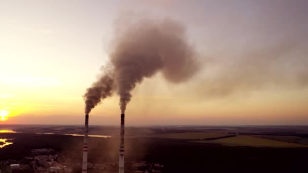 煙のあるパイプの様子 風景は植物の排出からの汚染された大気を喫煙しました — ストック動画