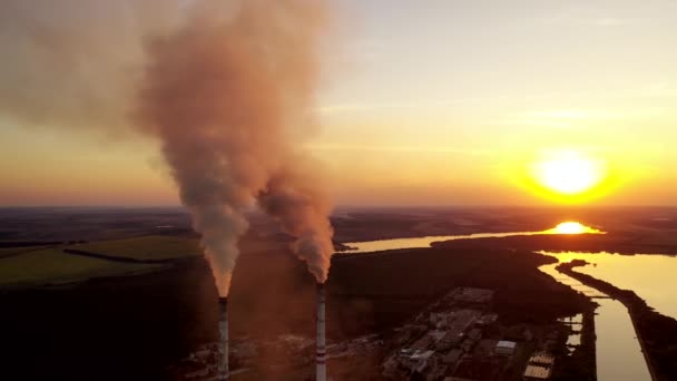 Загрязняющие Воздух Трубы Завода Шлейфы Электростанции Дымоходов Солнцем Позади — стоковое видео