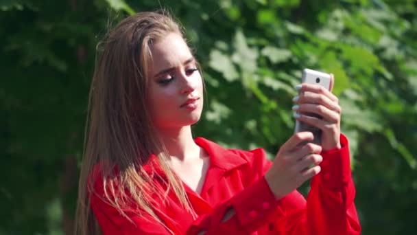 Hermosa Chica Tomando Selfie Retrato Una Hermosa Joven Tomando Selfie — Vídeos de Stock