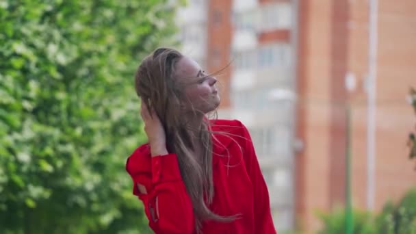 Şehrin Sokaklarında Poz Veren Şık Genç Bir Kadın Güzel Kıvırcık — Stok video