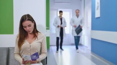 Doktorlar klinik koridorunda tartışıyorlar. Hastane koridorunda yürüyen tıbbi ekip.
