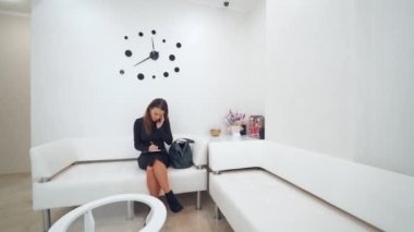 Hasta doktoru bekliyor. Kadın hastane lobisinde doktoru bekliyor.